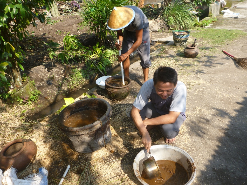 Learning how to make compost teabag from fresh cow dung from the farm in Sogan Sleman, using an unused stocking as a strainer and dipping it into water- Astrid Reza 09 resize