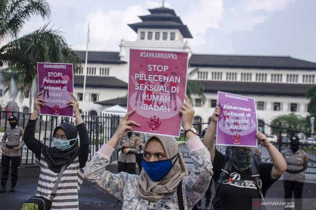Protesters in support of the Elimination of Sexual Violence Bill in Bandung July 2020 / Antara Foto_Novrian Arbi