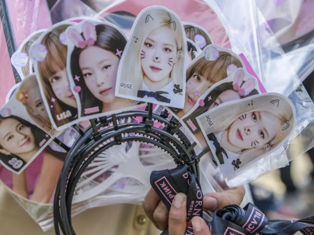 Merchandise of all kinds was popular outside the Blackpink concert, Jakarta, 9 March 2023/ AntaraFoto
