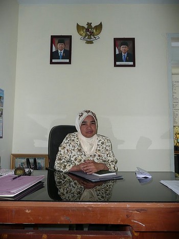 Ibu Mutiarah, the dynamic head of Ciawigajah village / Achmad Uzair Fauzan Managing village water
